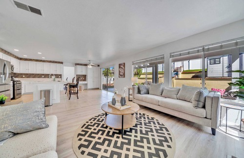 Temecula House | Single Fam Home|Mainfloor Bedroom|Garage Access|Spacious Living Room #42192