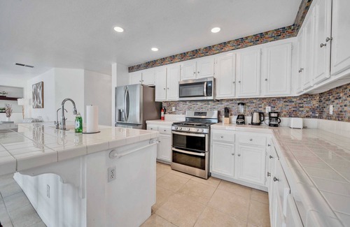 Temecula House | Single Fam Home|Mainfloor Bedroom|Garage Access|Spacious Living Room #42192