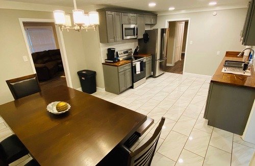 Brunswick House | Single family home Hot tub full deck Nearby shopping center in Beaches