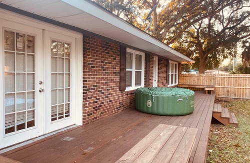 Brunswick House | Single family home Hot tub full deck Nearby shopping center in Beaches