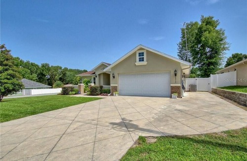 Summerfield House | Single family home blocks from the Villages