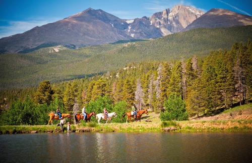 Estes Park Hotel | Single King Room - Longs Peak View