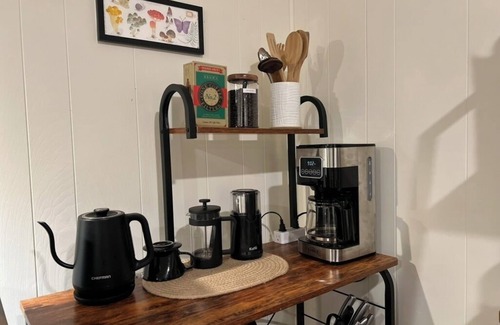 Shoreline House | Single level 1-bedroom house, king bed, parking - NOT Active on Vrbo