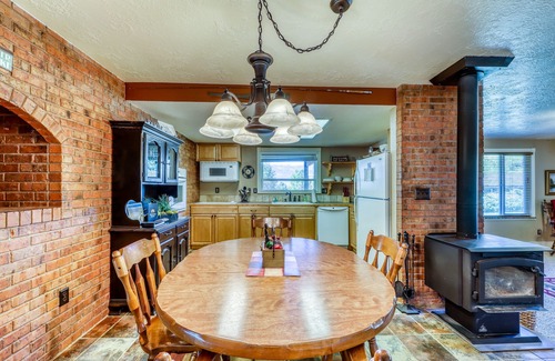 Cascade Cottage | Single Level Cottage w/Fireplace, Patio & Firepit - Walk to Beach