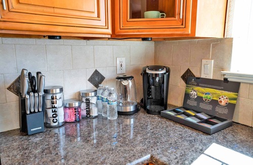 Ardenwood House | Single Level | Free Parking & Wi-fi | Private Yard