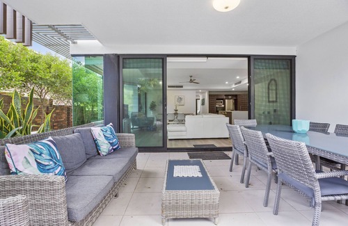 Peregian Beach Apartment | Single level Peregian apartment 2 min walk to beach