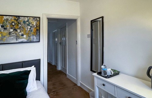 Feltham North House | Single room close to Heathrow airport