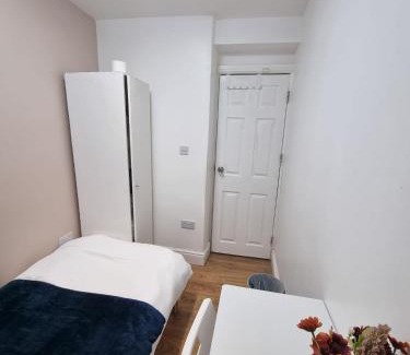 Townfield House | Single room Hayes, Heathrow, London, Free parking
