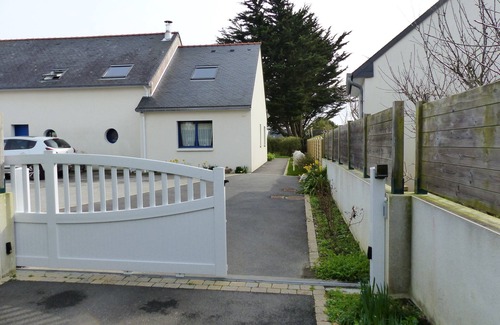 Loctudy Apartment | Single-storey apartment for 2 people, adjoining the owners, 300 m from the sea