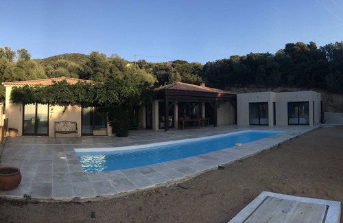 Portigliolo House | Single-storey villa, sea view, swimming pool, 5 minutes from beaches, peaceful setting.