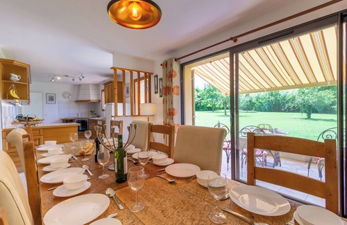 Allemans-du-Dropt Villa | Single-story spacious villa, secure gated and alarmed pool, walk into village.