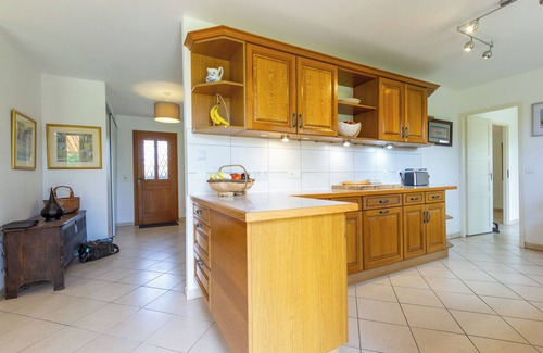 Allemans-du-Dropt Villa | Single-story spacious villa, secure gated and alarmed pool, walk into village.