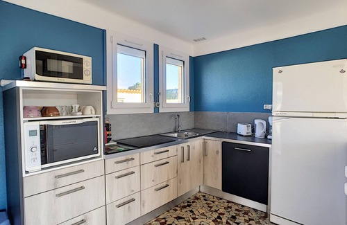 Jullouville-les-Pins House | Single-Story House: Central Location, 150m from Beach, Terrace, Parking