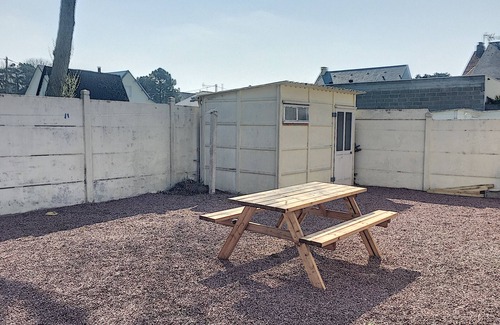 Jullouville-les-Pins House | Single-Story House: Central Location, 150m from Beach, Terrace, Parking