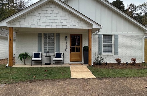 Oxford Cottage | Sip'ly Irresistible! Newly remodeled, 3-BD 3-Bath condo 1.7 miles from Campus!