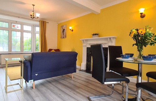 Heathrow Villages House | Sipson House West Drayton 3 bedroom 2 bathroom + parking close to LHR