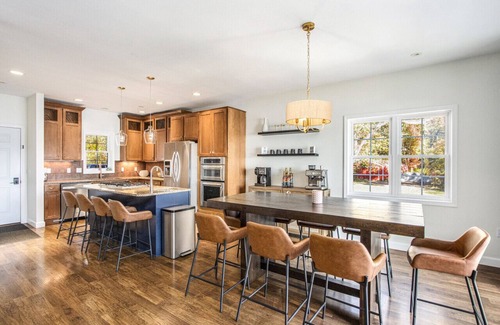 Sister Lakes House | Sister Lakes 7 bedroom with Game room, Hot tub, Basketball and amazing views