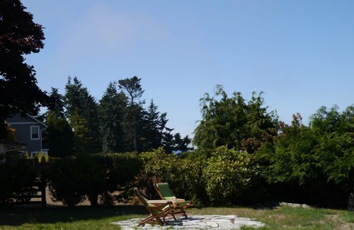 Port Angeles East House | Sit back and enjoy the spectacular view above the Strait of Juan de Fuca