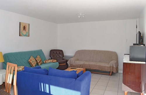 Voutezac House | Situated in the core of a beautiful village, this independent vacation home with large garden and la