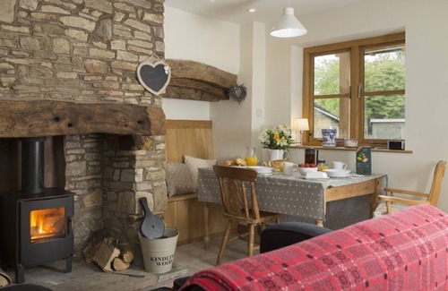 Wall-under-heywood Cottage | Situated on the edge of the Shropshire Hills, New Inn Cottage, a 2 guest holiday home provides excel