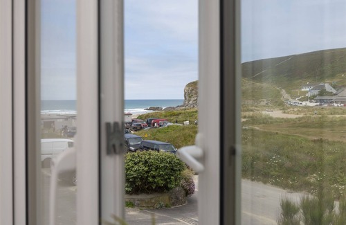 Porthtowan House | Situated only sixty meters from the Blue Flag sandy beach in the charming coastal village of Porthto