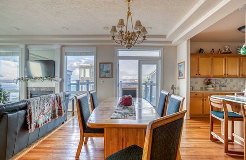 Yachats House | Six-Bedroom Oceanfront Yachats Home has Double Hot Tubs and Game Room!