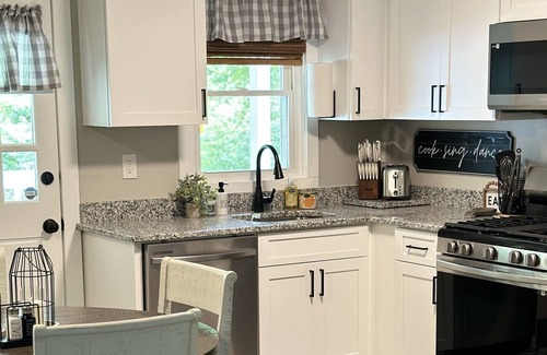 Douglasville House | Six Flags, Truist Park Battery, and GA Aquarium are less than 30 minutes away.