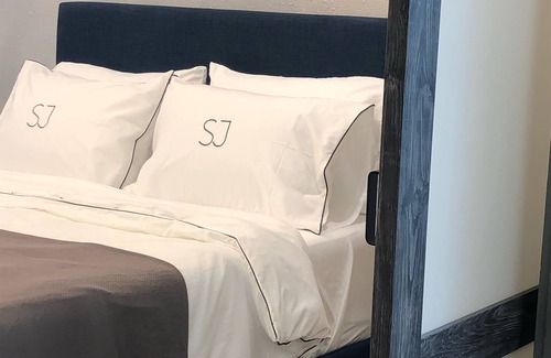Near East Side Bed & Breakfast | SJ1Exclusive, Contemporary Suites Downtown