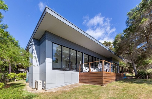Skenes Creek House | SKENES RETREAT - views of the ocean from the deck
