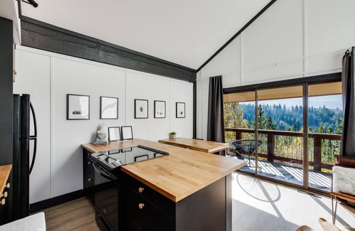 Baldy Mountain Condo | Ski Area Views! Hip Two-Bed+Loft. Free Bus to Town