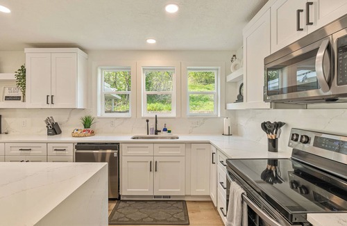 Layton House | Ski at Snowbasin, Have fun at Lagoon, Bring the whole family: Sleeps 22, Layton