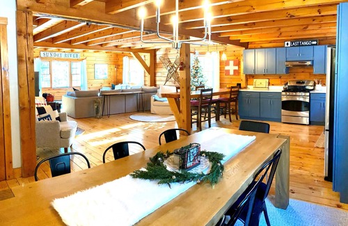 Sunday River Area House | Ski cabin dream! HEART of resort. Midweek deals. Make family memories. Hot tub!