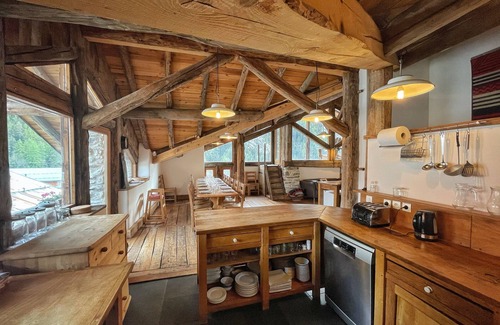 Nancroit Ski Chalet | Ski chalet with mountain view. Shuttle stop at 15mtr, 8min from slopes – PAX 14