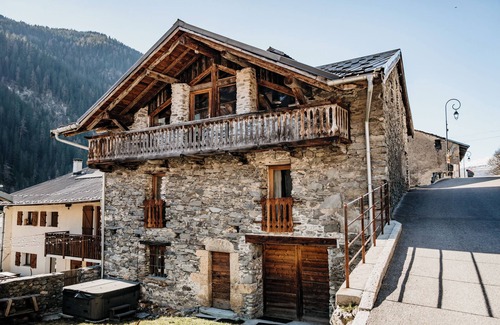 Nancroit Ski Chalet | Ski chalet with mountain view. Shuttle stop at 15mtr, 8min from slopes – PAX 14