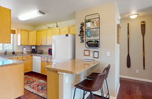 Silverthorne Apartment | Ski condo close to hiking & lake w/private balcony & fireplace