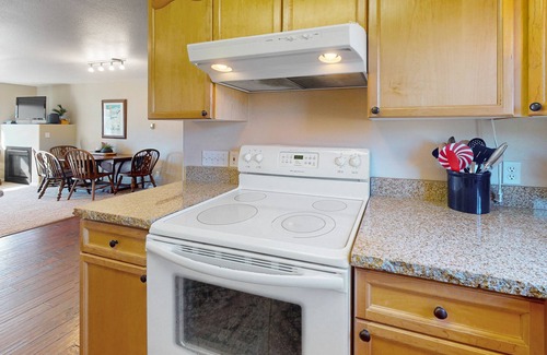 Silverthorne Apartment | Ski condo close to hiking & lake w/private balcony & fireplace