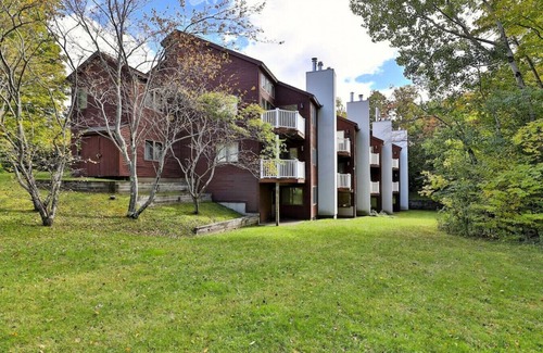 Ludlow Condo | Ski Condo With Direct Slope Access and Cozy Fireplace