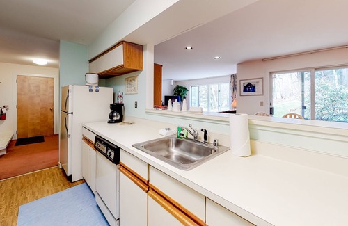 Warren Condo | Ski condo with locker, shuttle, fast WiFi, fireplace, washer/dryer & AC