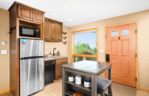 Lutsen House | Ski getaway suite, next to winery, pet friendly!