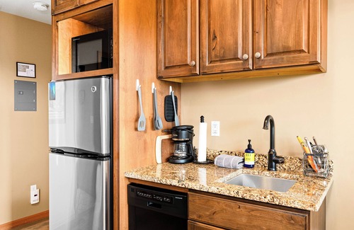 Lutsen House | Ski getaway suite, next to winery, pet friendly!