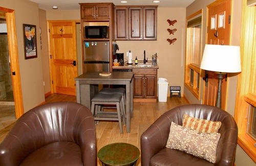 Lutsen House | Ski getaway suite, next to winery, pet friendly!
