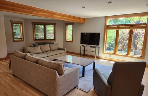Frisco Villa | Ski, Hike, creek and steps from main st , bus to breck or copper 2 blocks away.
