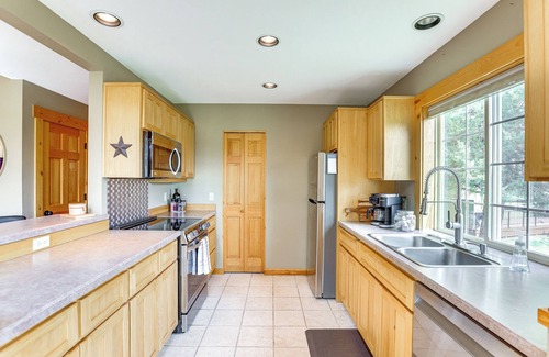 Redmond Cabin | Ski, Hike, Ice Fish: Redmond Escape w/Hot Tub!