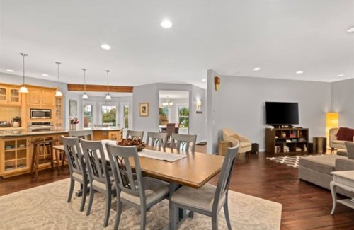 Leavenworth House | Ski Hill Getaway - Entertaining Year-Round