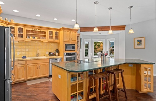 Leavenworth House | Ski Hill Getaway - Entertaining Year-Round