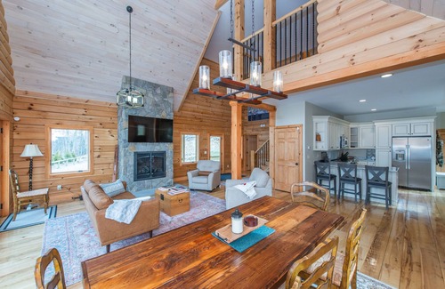 Vernon Ski Chalet | Ski House - ON THE SLOPE w/hot tub