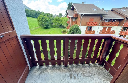 Bernex Apartment | Ski-in apartment in Bernex with balcony and parking