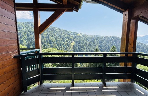 Notre-Dame-de-Bellecombe Apartment | Ski-in/Ski-out apartment with balcony, pets allowed