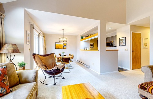 Warren Condo | Ski-in/out condo steps from the lifts/village with fireplace & mountain views