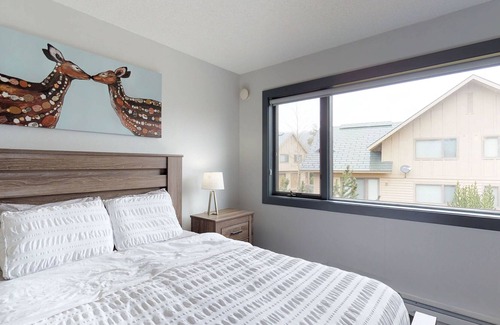 Big Horn House | Ski-in/out from this newly-remodeled townhome w/private hot tub